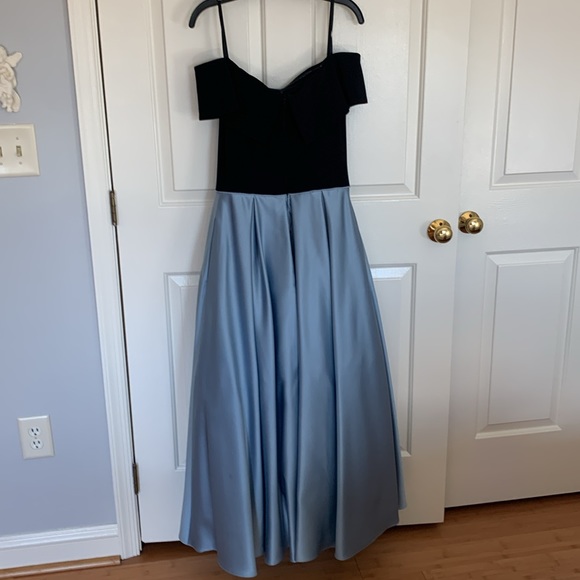 Betsy & Adam gown. Size 10 ONLY worn once Superb condition. Strapless Great deal - Picture 3 of 8